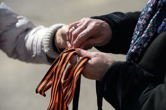 Distribution of Saint George Ribbons in Moscow