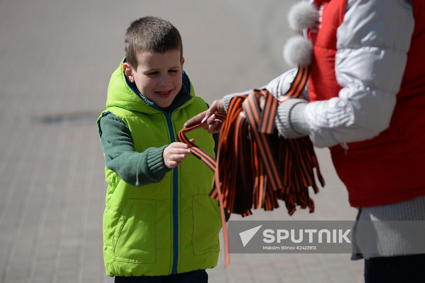 Distribution of Saint George Ribbons in Moscow