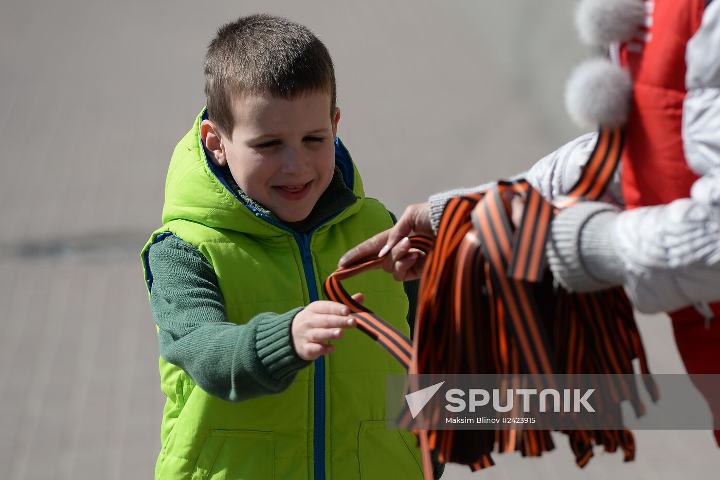 Distribution of Saint George Ribbons in Moscow