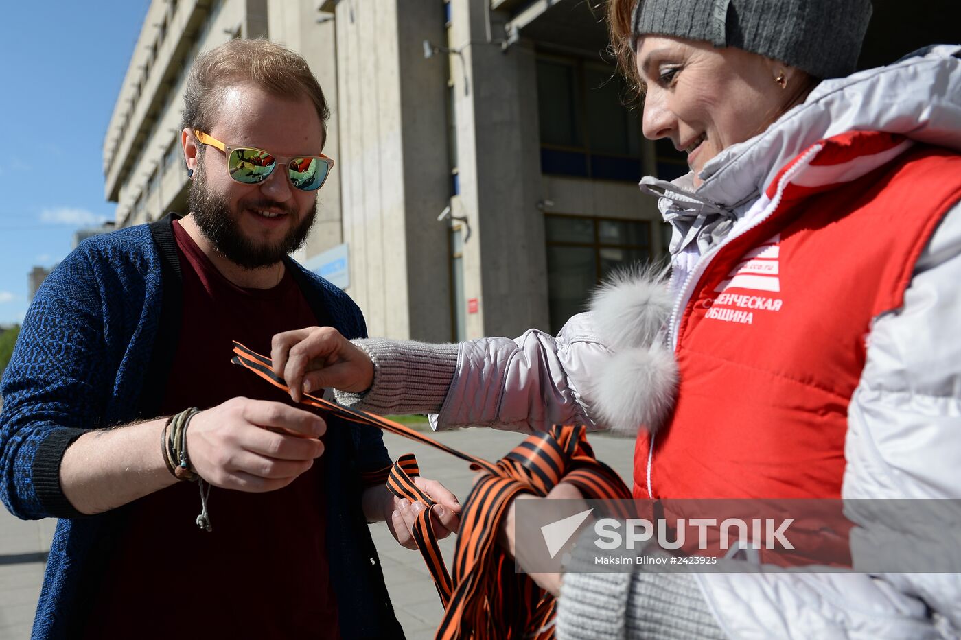 Distribution of Saint George Ribbons in Moscow