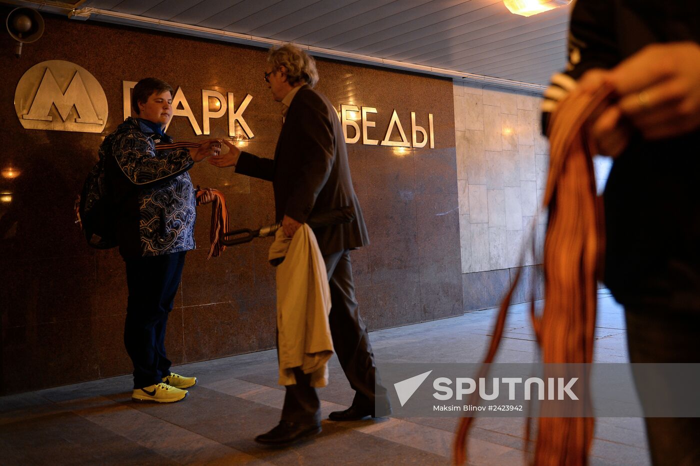 Distribution of Saint George Ribbons in Moscow