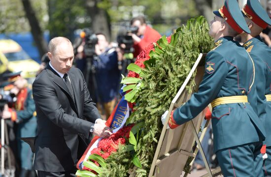 Wreath and flowers laid at Tomb of Unknown Soldier near Kremlin wall