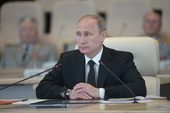 Vladimir Putin holds informal meeting with CIS leaders