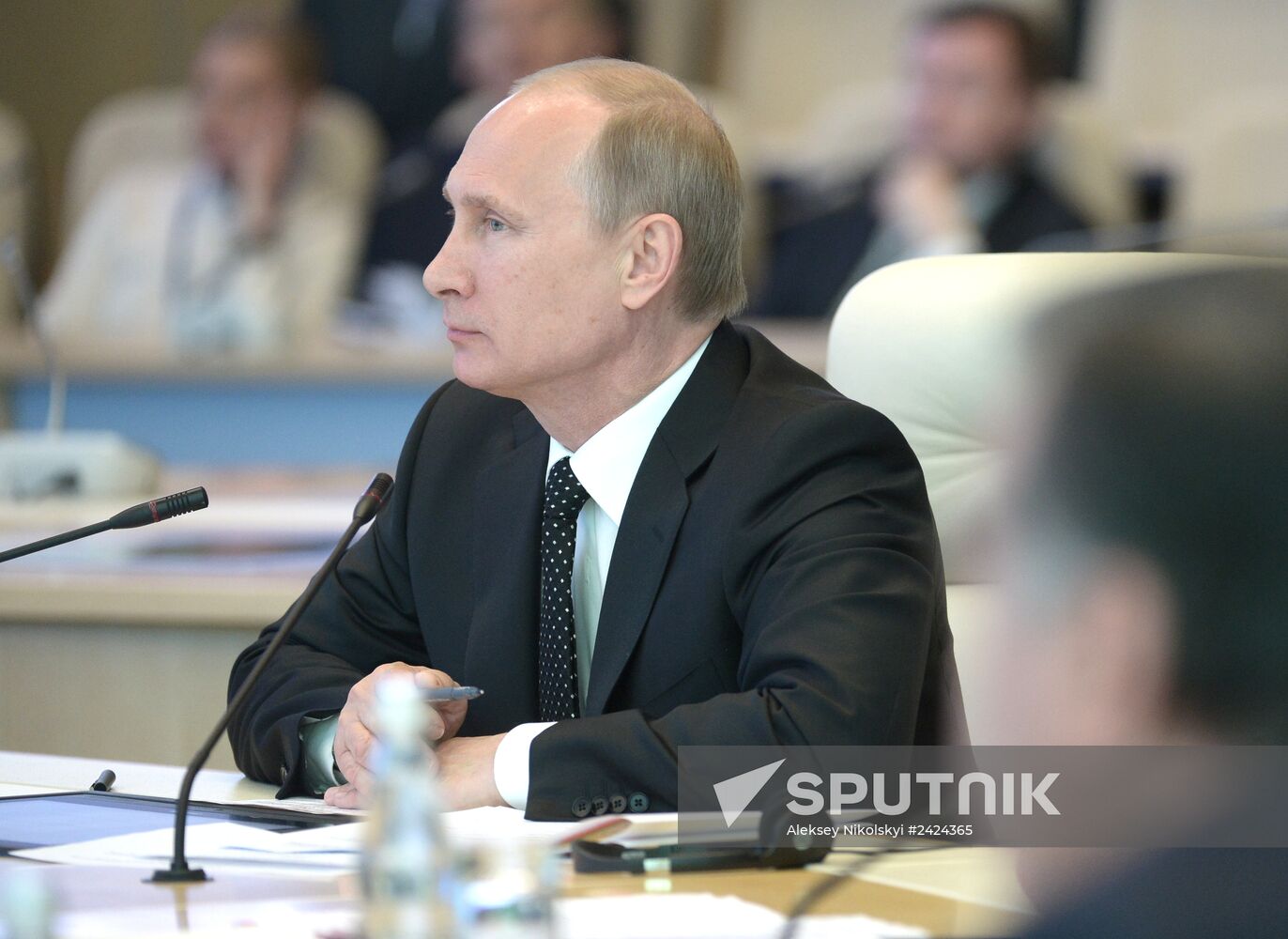 Vladimir Putin holds informal meeting with CIS leaders