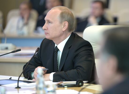 Vladimir Putin holds informal meeting with CIS leaders