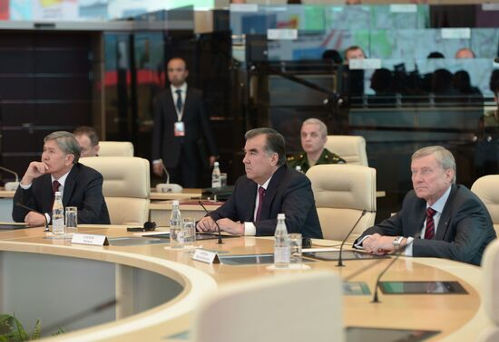 Vladimir Putin holds informal meeting with CIS leaders