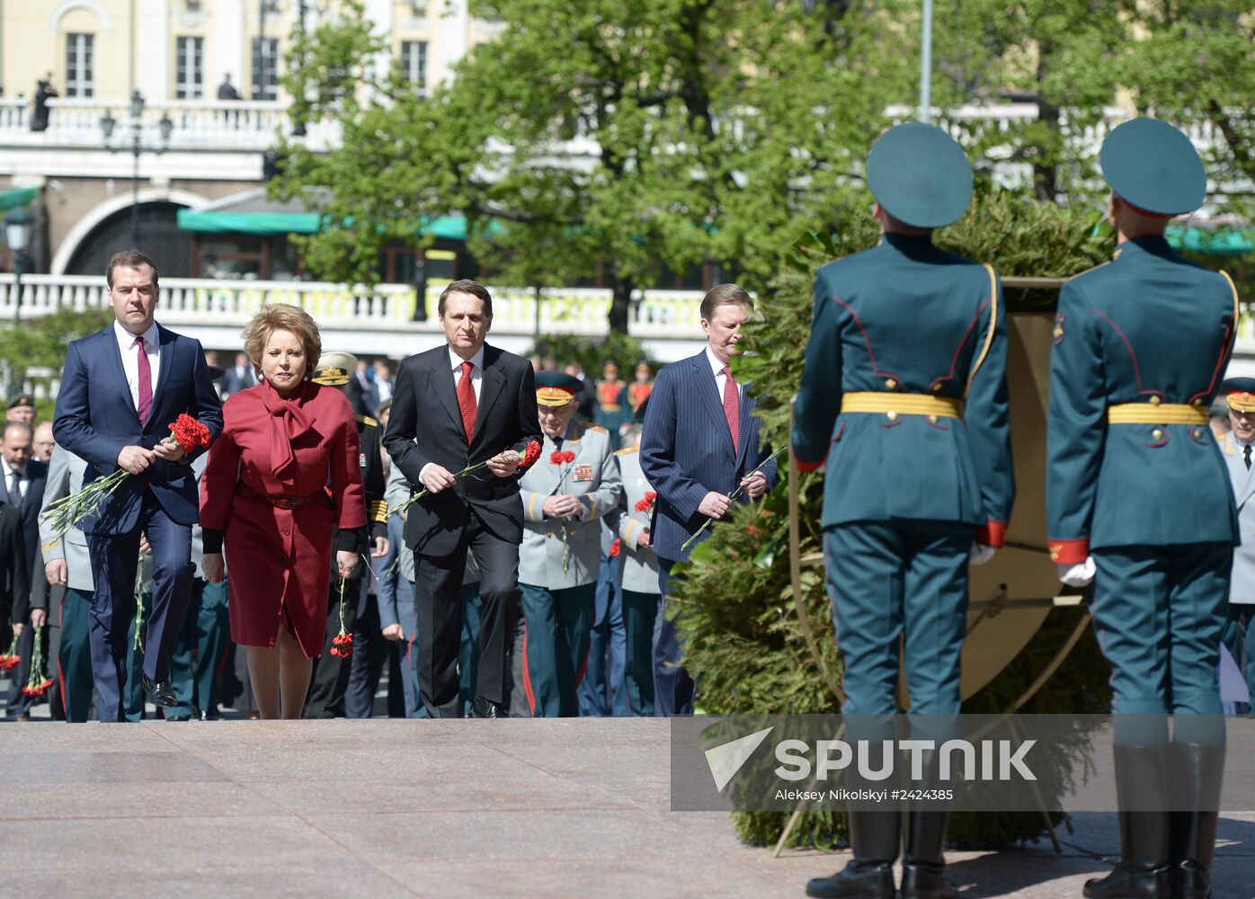 Laying a wreath and flowers at the Tomb of the Unknown Soldier at Kremlin Wall