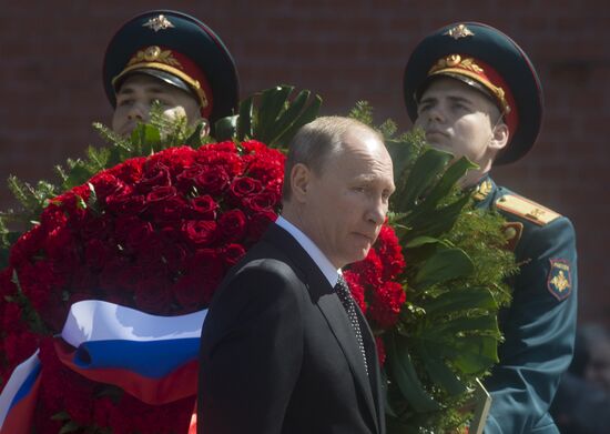 Laying a wreath and flowers at the Tomb of the Unknown Soldier at Kremlin Wall