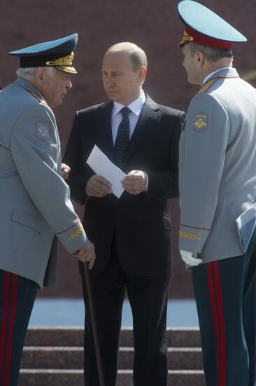 Laying a wreath and flowers at the Tomb of the Unknown Soldier at Kremlin Wall