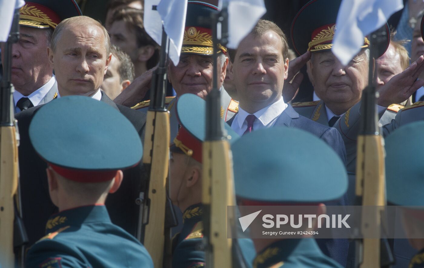 Laying a wreath and flowers at the Tomb of the Unknown Soldier at Kremlin Wall