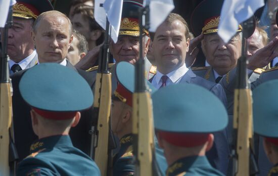 Laying a wreath and flowers at the Tomb of the Unknown Soldier at Kremlin Wall