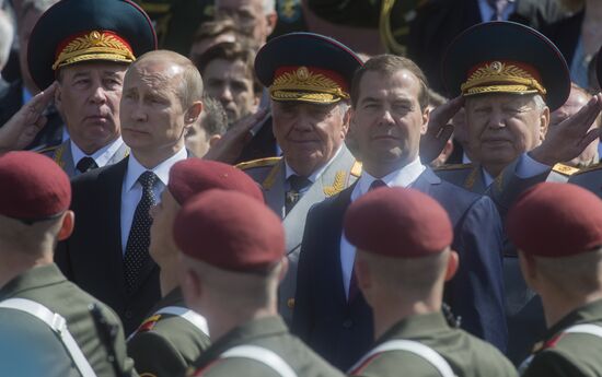 Laying a wreath and flowers at the Tomb of the Unknown Soldier at Kremlin Wall