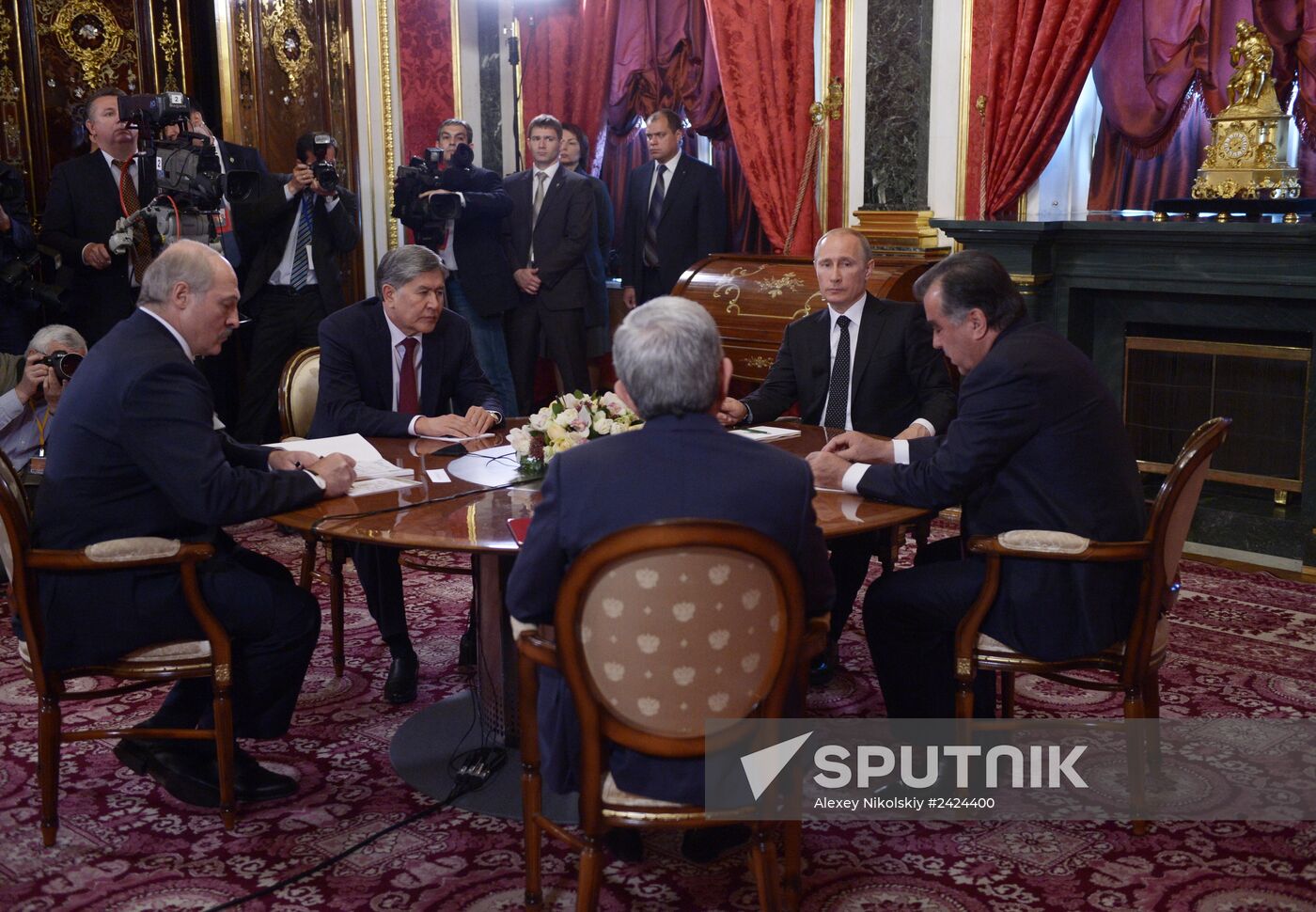 Vladimir Putin holds informal meeting with CIS leaders