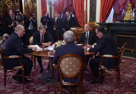 Vladimir Putin holds informal meeting with CIS leaders