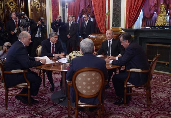 Vladimir Putin holds informal meeting with CIS leaders