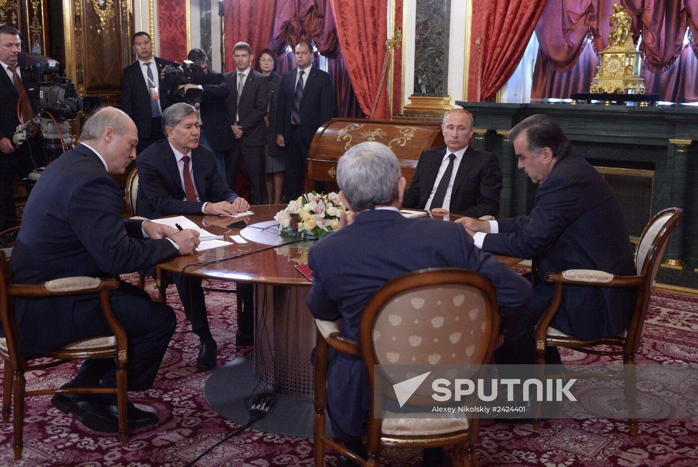 Vladimir Putin holds informal meeting with CIS leaders