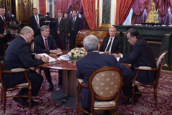 Vladimir Putin holds informal meeting with CIS leaders