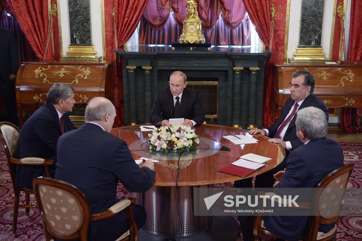 Vladimir Putin holds informal meeting with CIS leaders