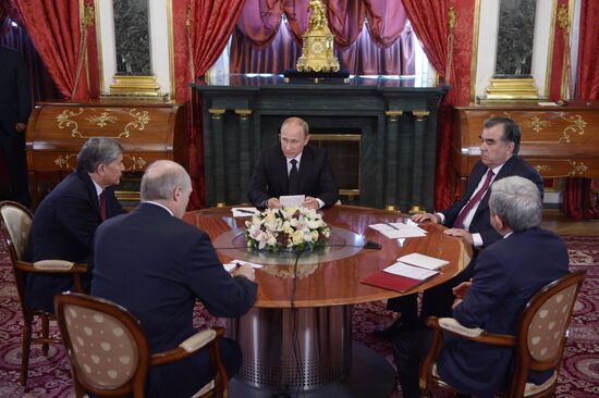 Vladimir Putin holds informal meeting with CIS leaders