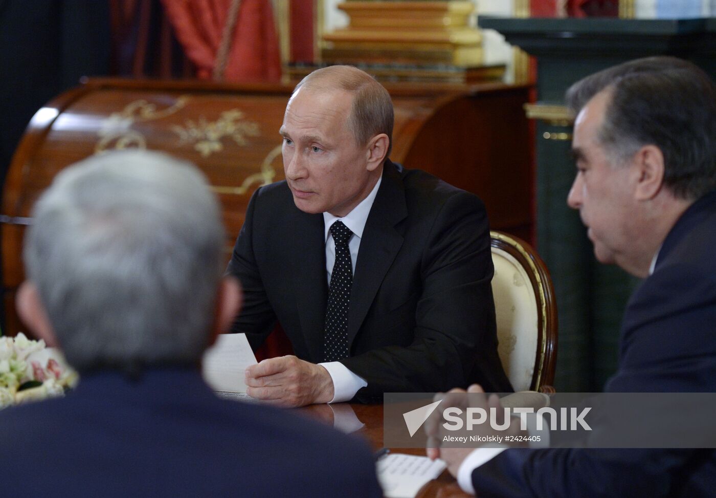 Vladimir Putin holds informal meeting with CIS leaders