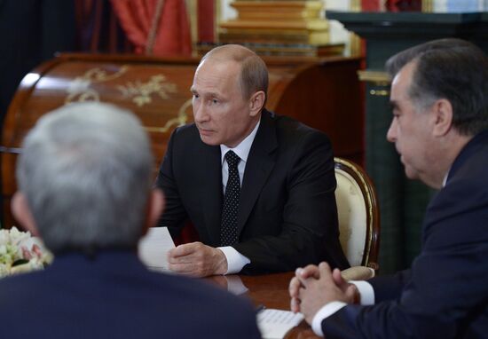 Vladimir Putin holds informal meeting with CIS leaders