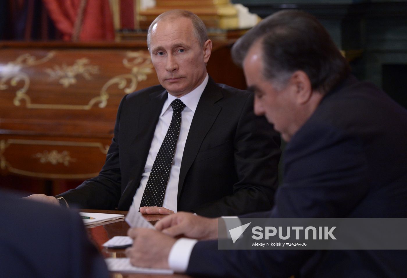 Vladimir Putin holds informal meeting with CIS leaders