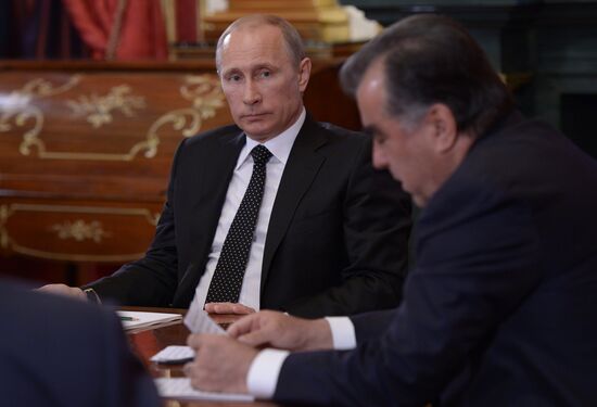Vladimir Putin holds informal meeting with CIS leaders