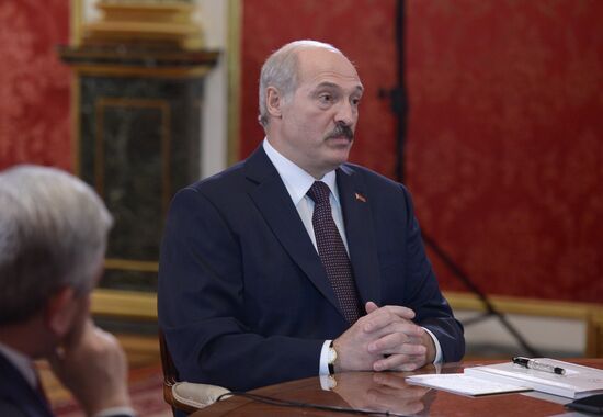 Vladimir Putin holds informal meeting with CIS leaders