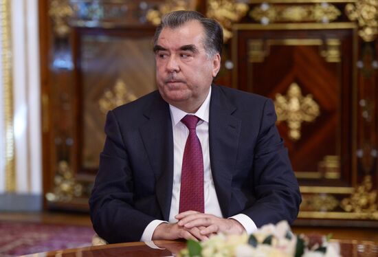 Vladimir Putin holds informal meeting with CIS leaders