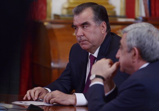 Vladimir Putin holds informal meeting with CIS leaders