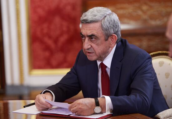 Vladimir Putin holds informal meeting with CIS leaders