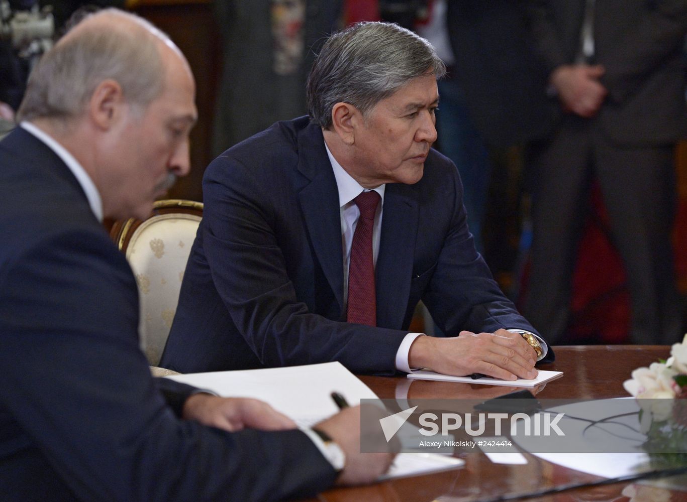 Vladimir Putin holds informal meeting with CIS leaders