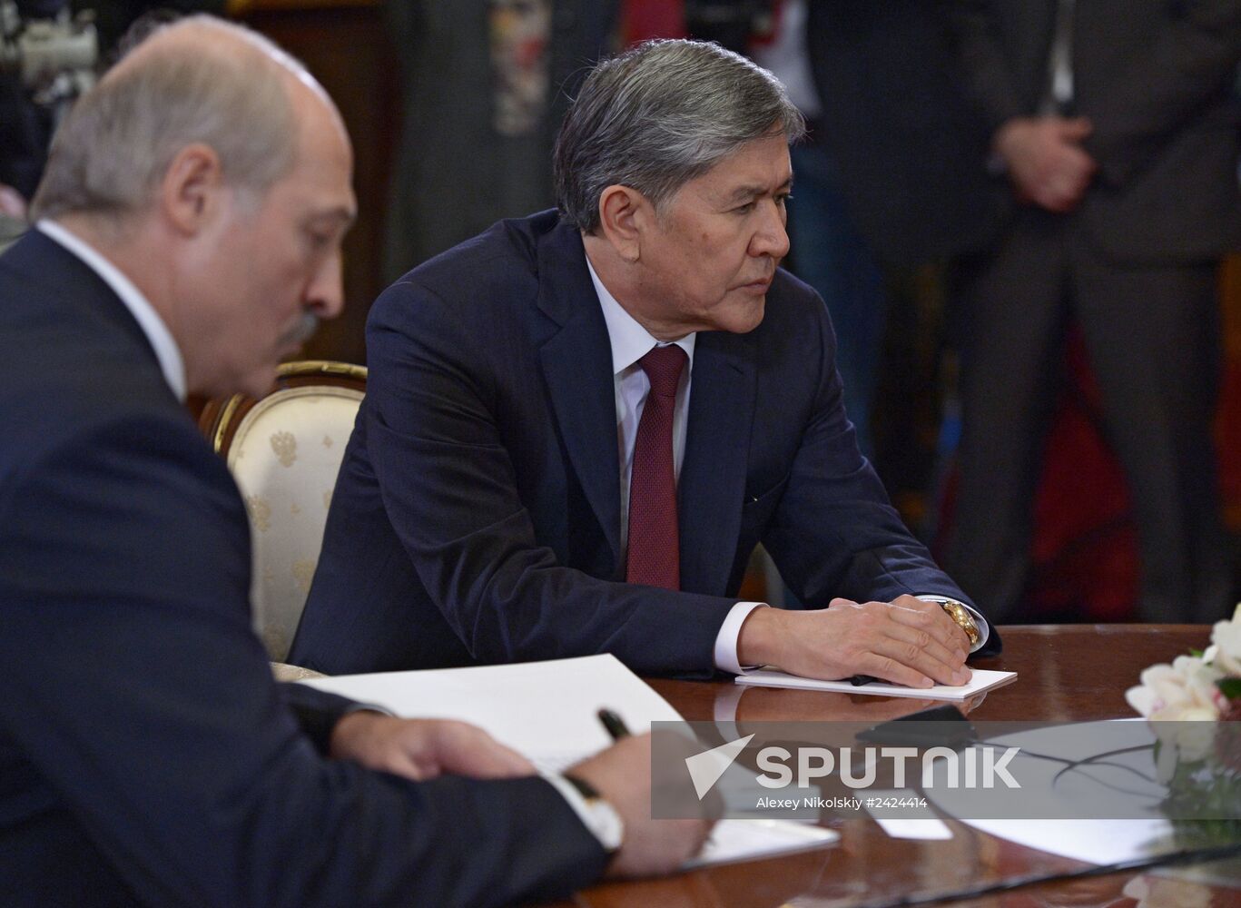 Vladimir Putin holds informal meeting with CIS leaders