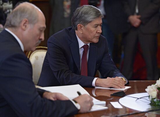 Vladimir Putin holds informal meeting with CIS leaders