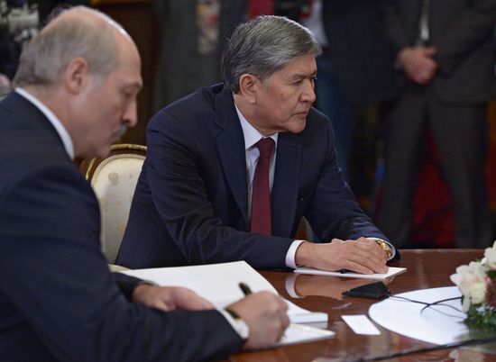 Vladimir Putin holds informal meeting with CIS leaders