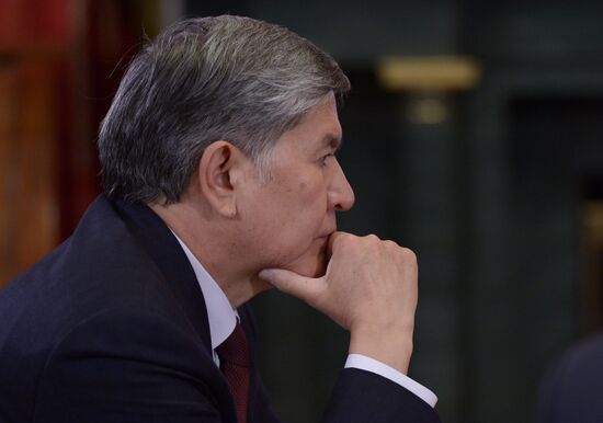 Vladimir Putin holds informal meeting with CIS leaders