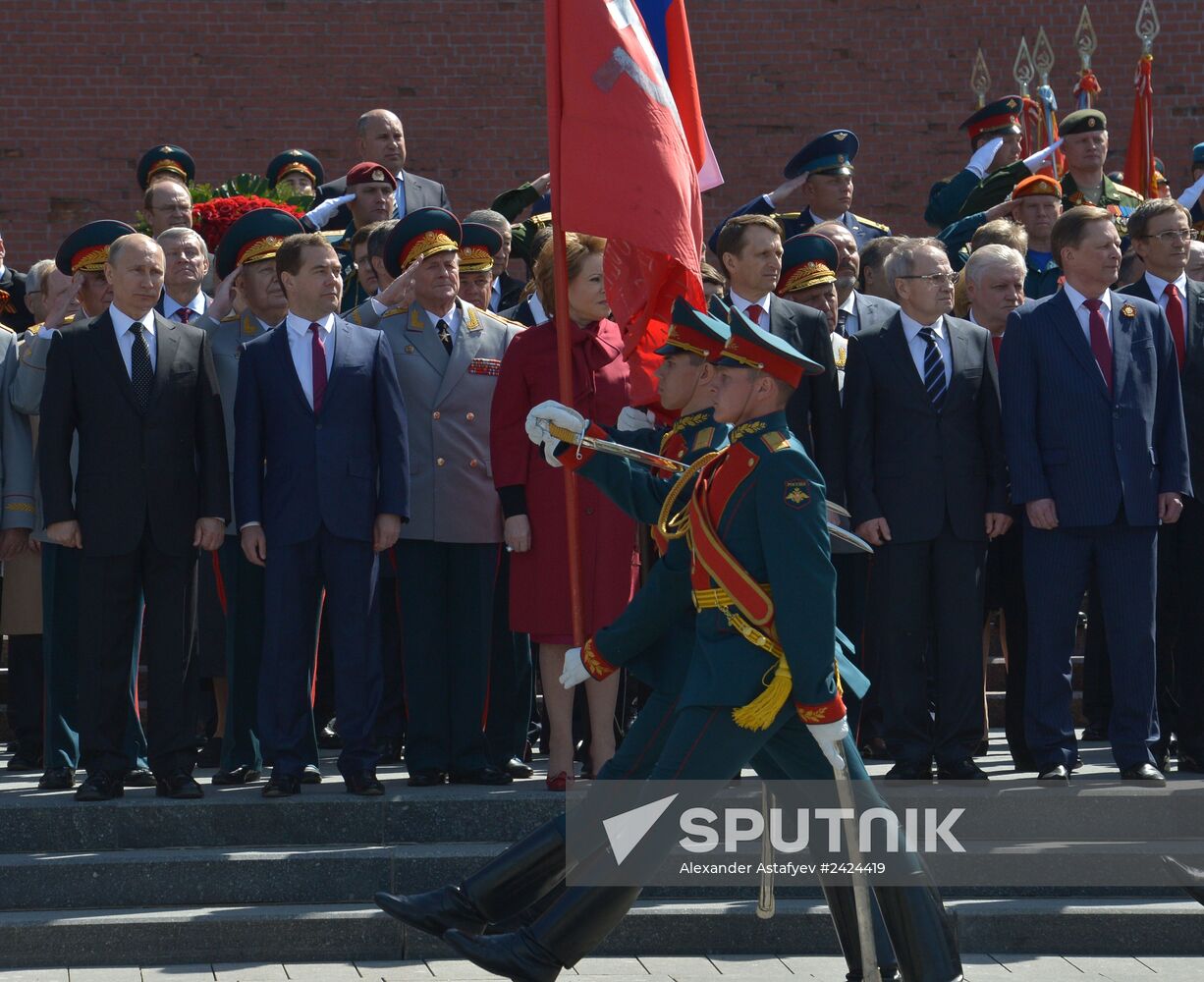 Laying a wreath and flowers at the Tomb of the Unknown Soldier at Kremlin Wall