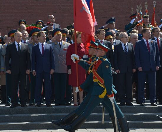Laying a wreath and flowers at the Tomb of the Unknown Soldier at Kremlin Wall
