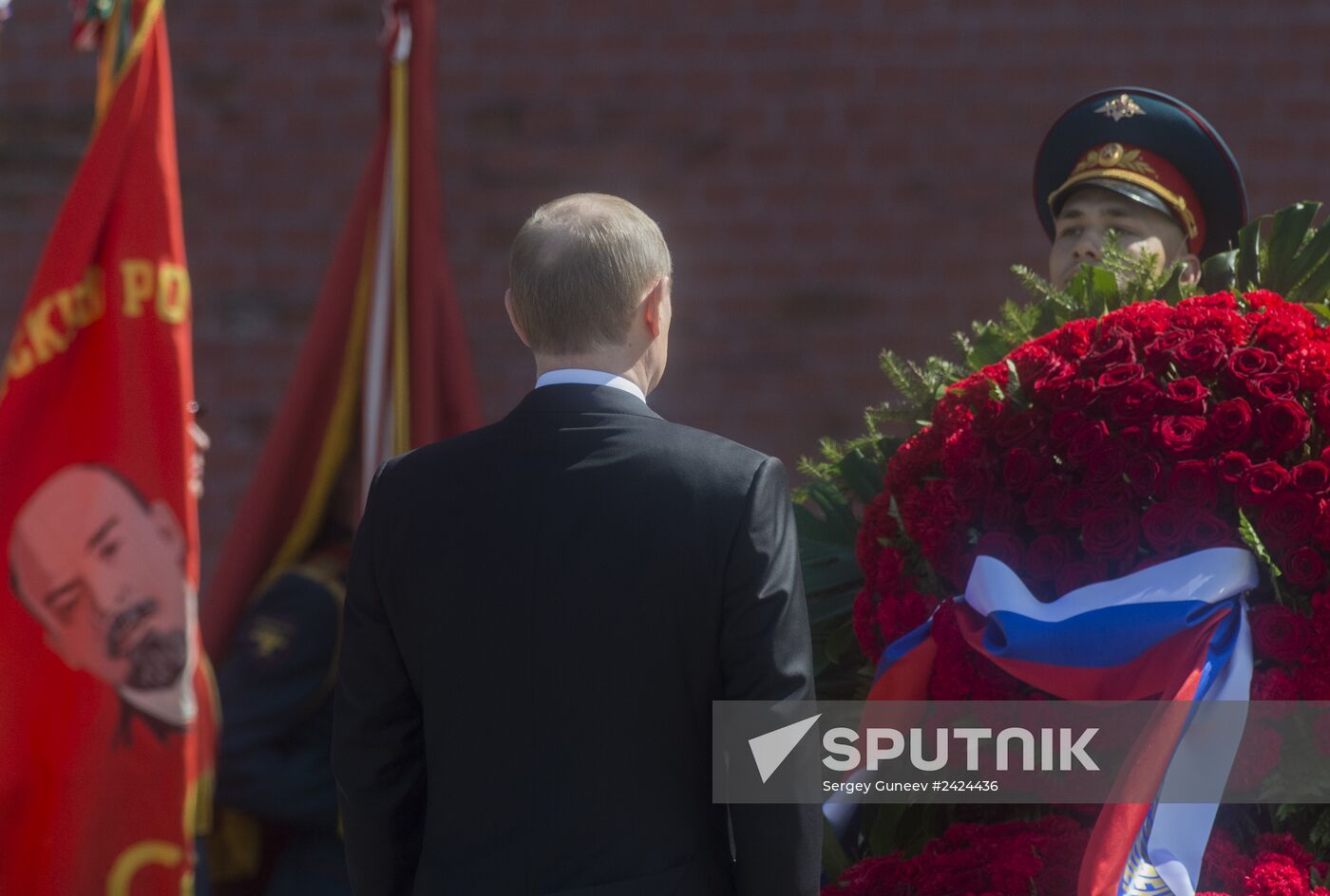 Laying a wreath and flowers at the Tomb of the Unknown Soldier at Kremlin Wall