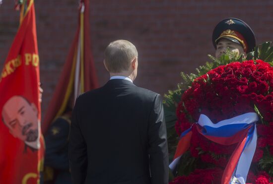 Laying a wreath and flowers at the Tomb of the Unknown Soldier at Kremlin Wall