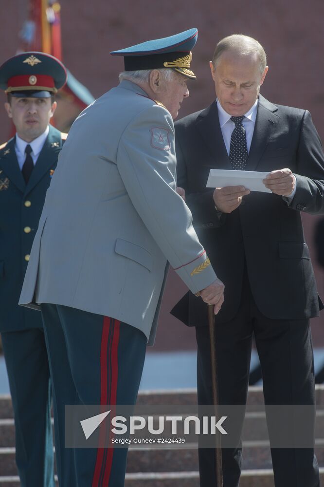 Laying a wreath and flowers at the Tomb of the Unknown Soldier at Kremlin Wall