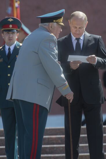 Laying a wreath and flowers at the Tomb of the Unknown Soldier at Kremlin Wall