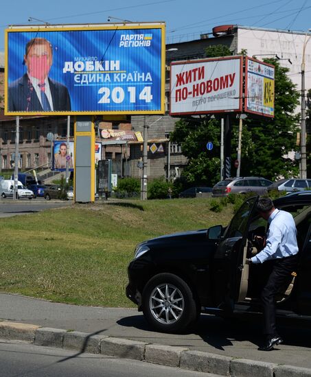 Election campaigning in Kiev