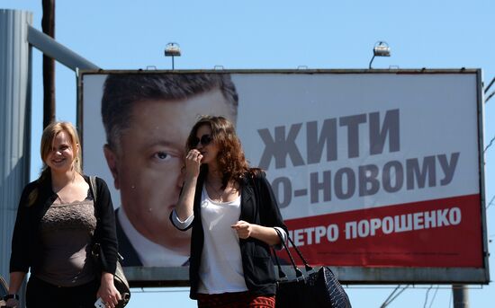 Election campaigning in Kiev