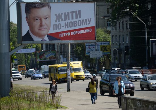 Election campaigning in Kiev