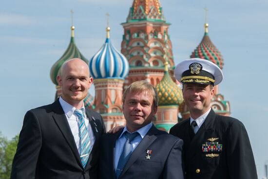 ISS 40/41 expedition crew lay flowers to yuri Gagarin burial place
