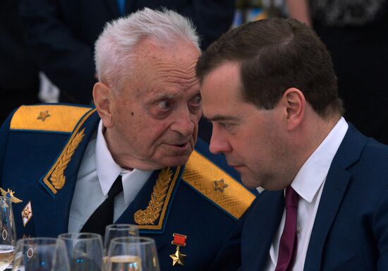 Dmitry Medvedev attends V-Day reception