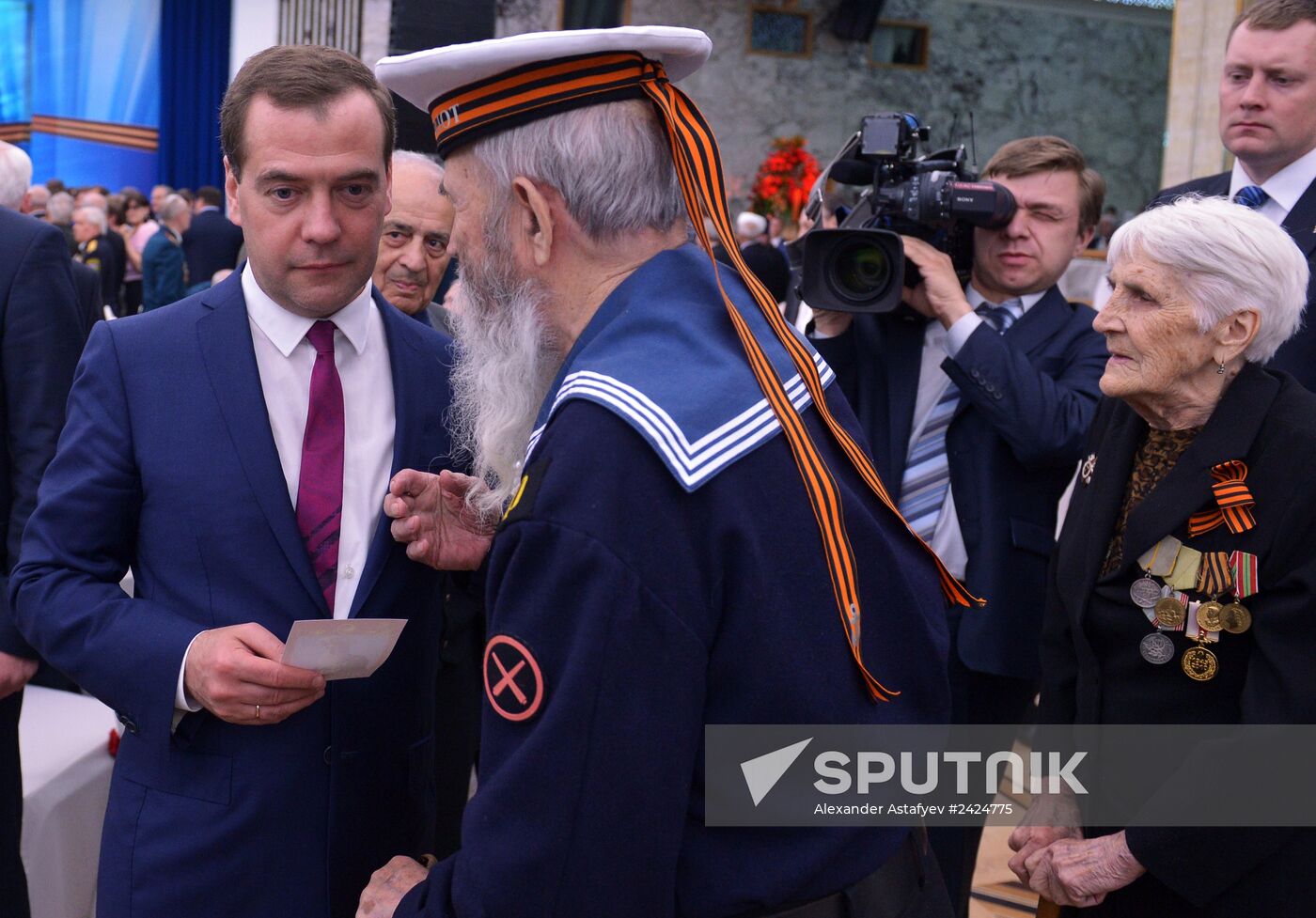 Dmitry Medvedev attends V-Day reception