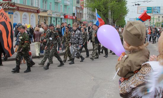 Federalization supporters hold rally to support referendum in Lugansk