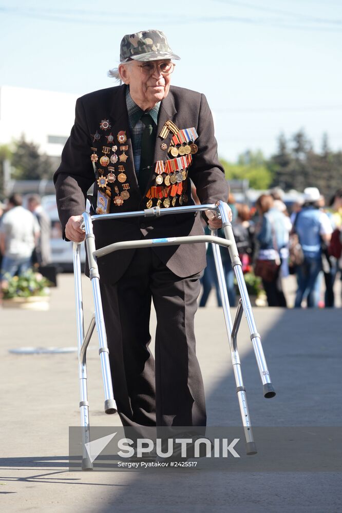 War veterans meet on Victory Day in Gorky Park